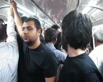 istanbul metrosunda türkü pop karışık